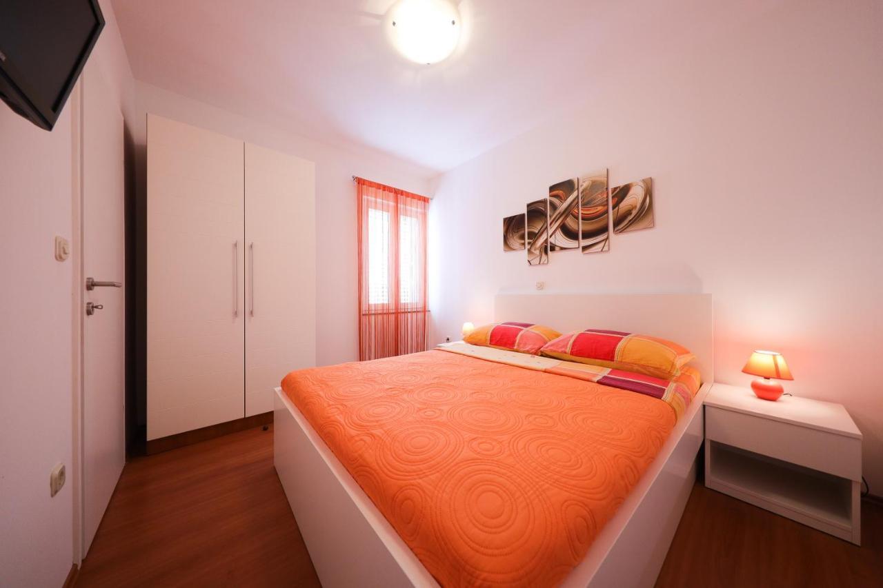 Villa Pino With Pool, Sauna & Jacuzzi เพทรอซาเน ภายนอก รูปภาพ