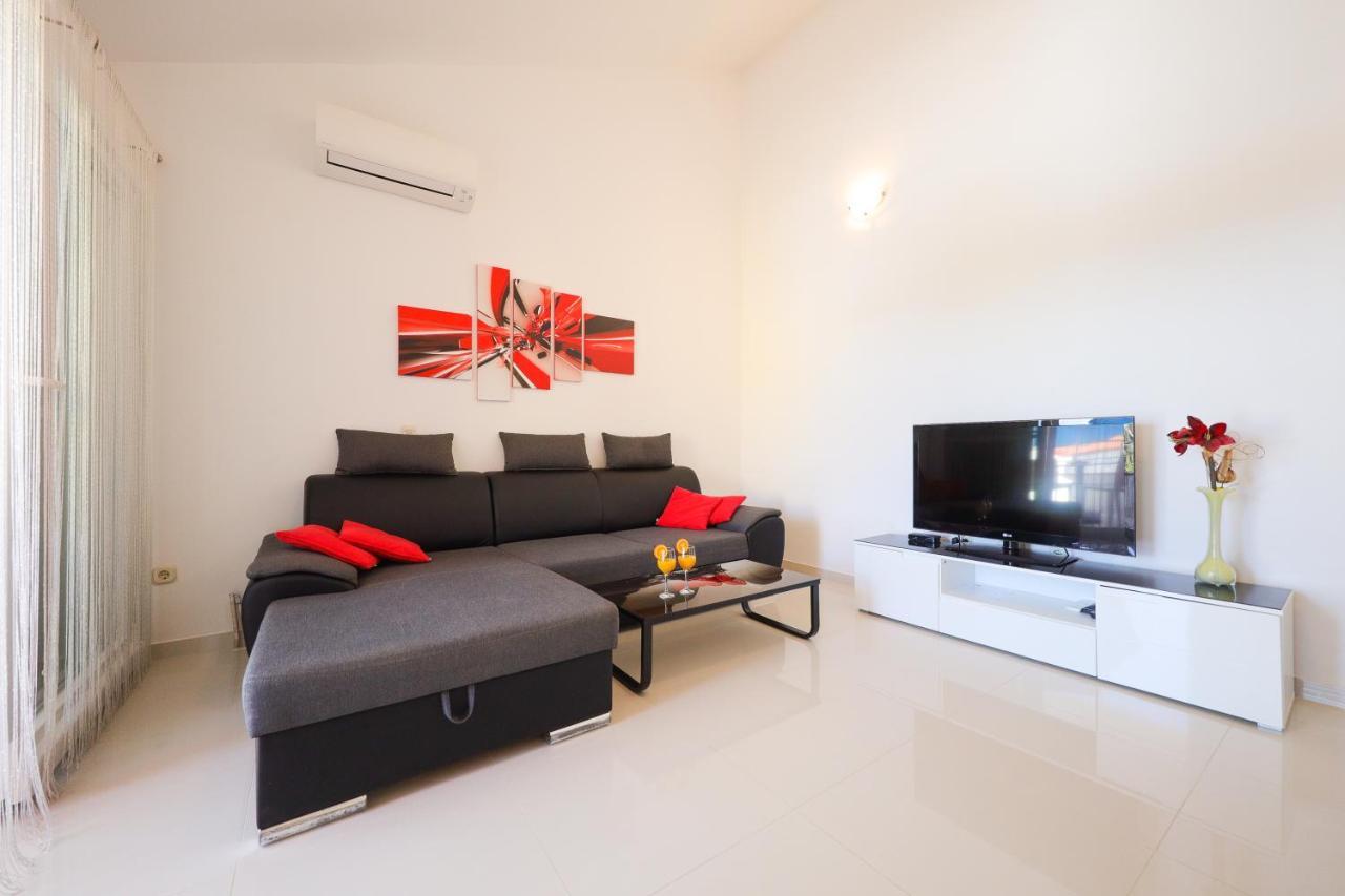 Villa Pino With Pool, Sauna & Jacuzzi เพทรอซาเน ภายนอก รูปภาพ