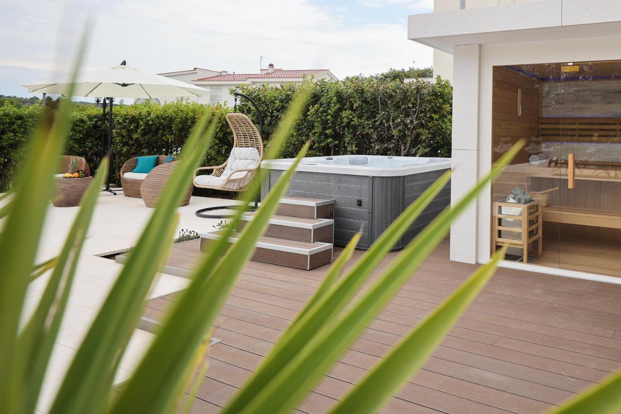 Villa Pino With Pool, Sauna & Jacuzzi เพทรอซาเน ภายนอก รูปภาพ