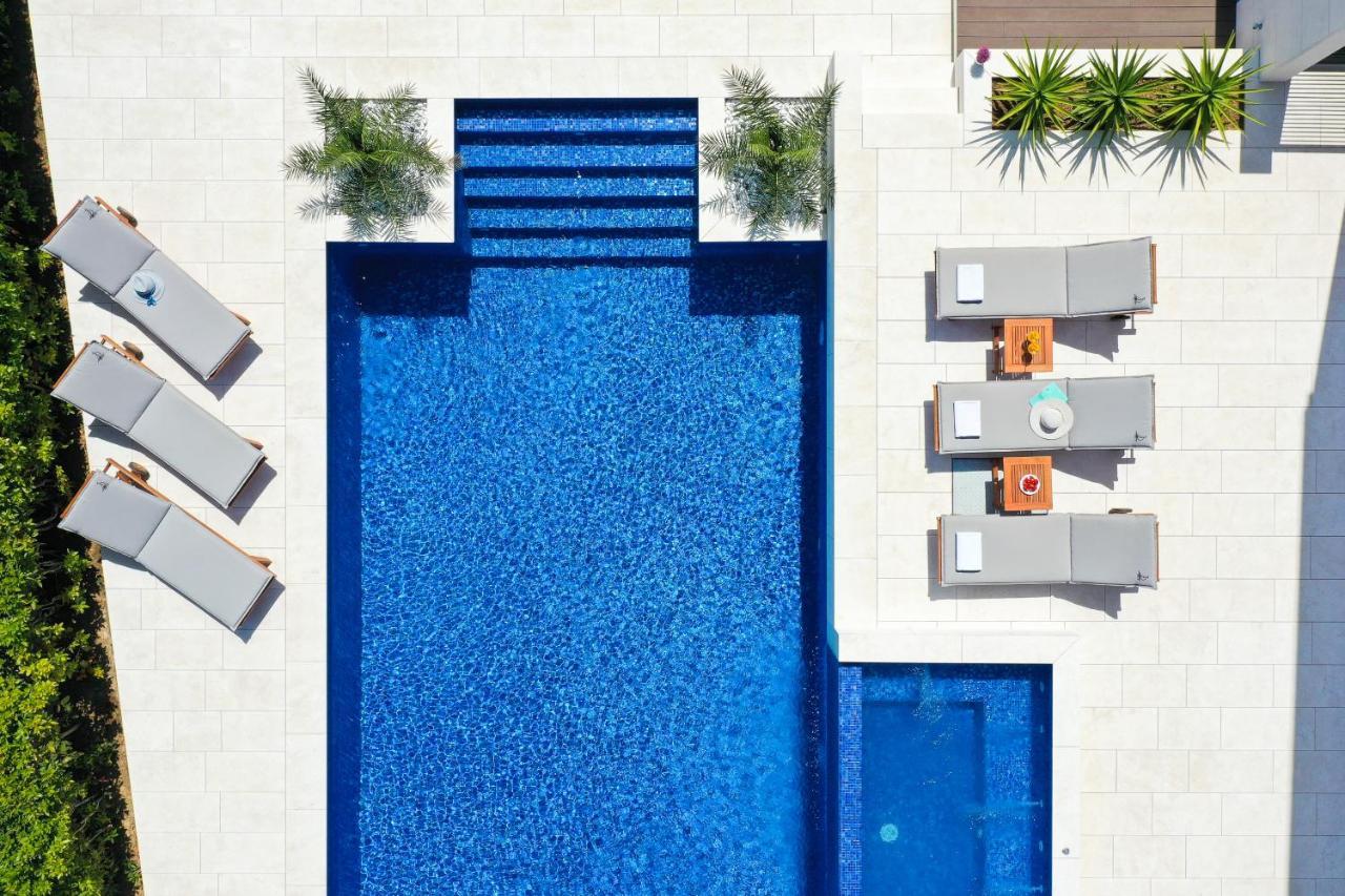 Villa Pino With Pool, Sauna & Jacuzzi เพทรอซาเน ภายนอก รูปภาพ