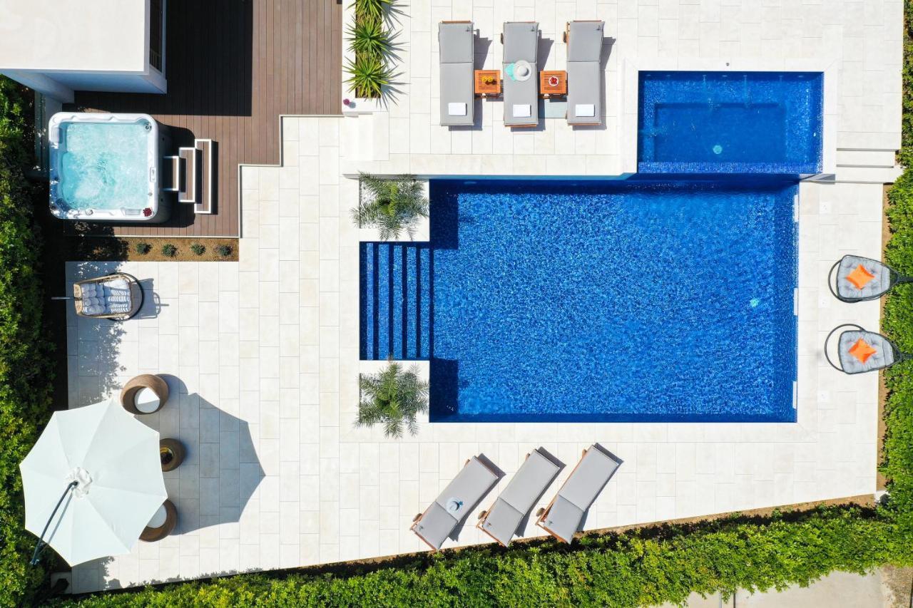 Villa Pino With Pool, Sauna & Jacuzzi เพทรอซาเน ภายนอก รูปภาพ