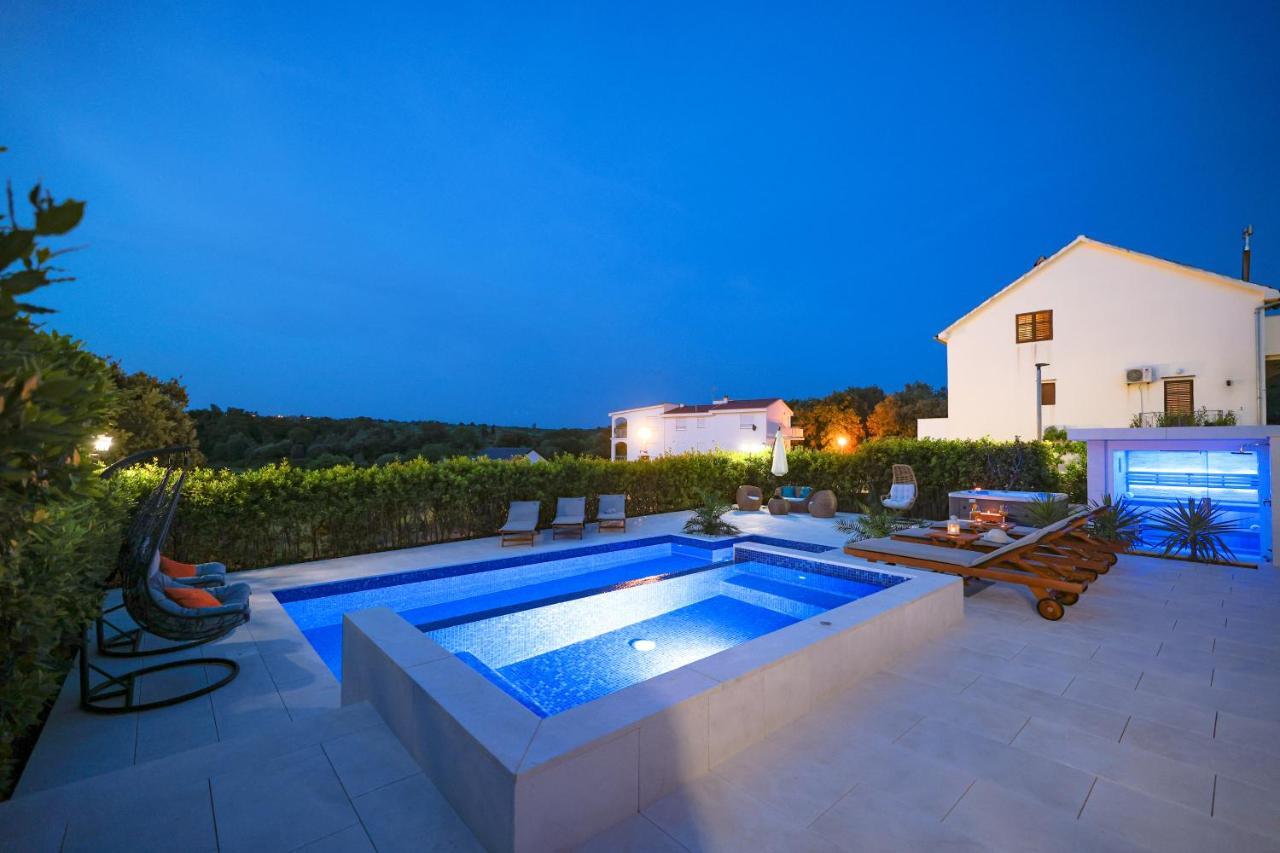 Villa Pino With Pool, Sauna & Jacuzzi เพทรอซาเน ภายนอก รูปภาพ