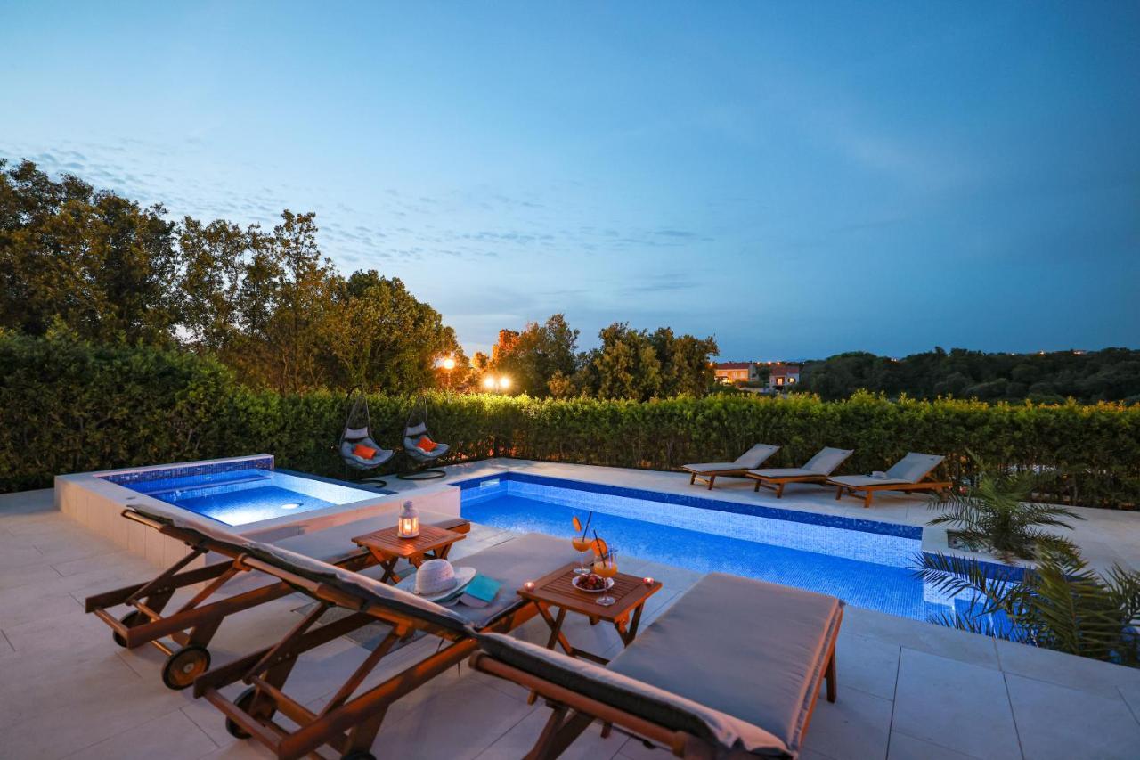 Villa Pino With Pool, Sauna & Jacuzzi เพทรอซาเน ภายนอก รูปภาพ