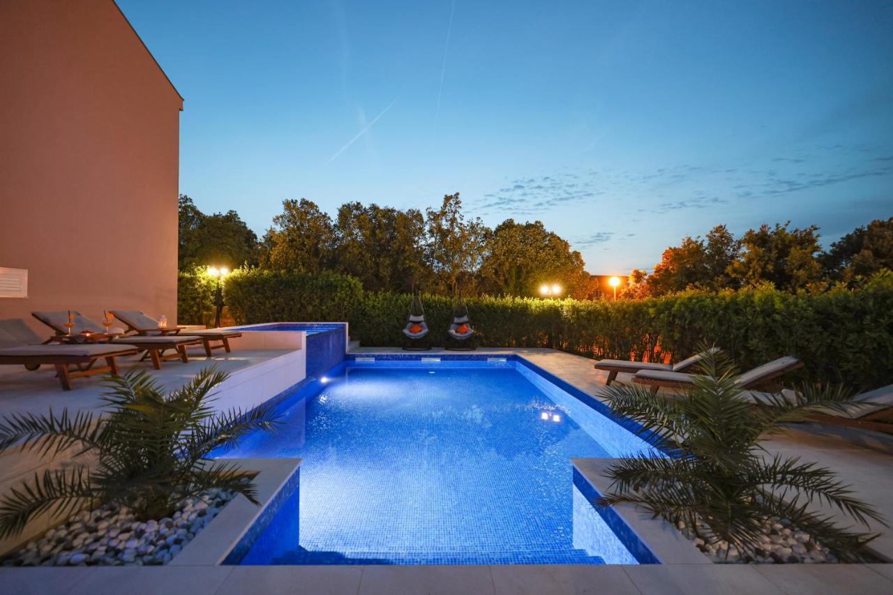 Villa Pino With Pool, Sauna & Jacuzzi เพทรอซาเน ภายนอก รูปภาพ