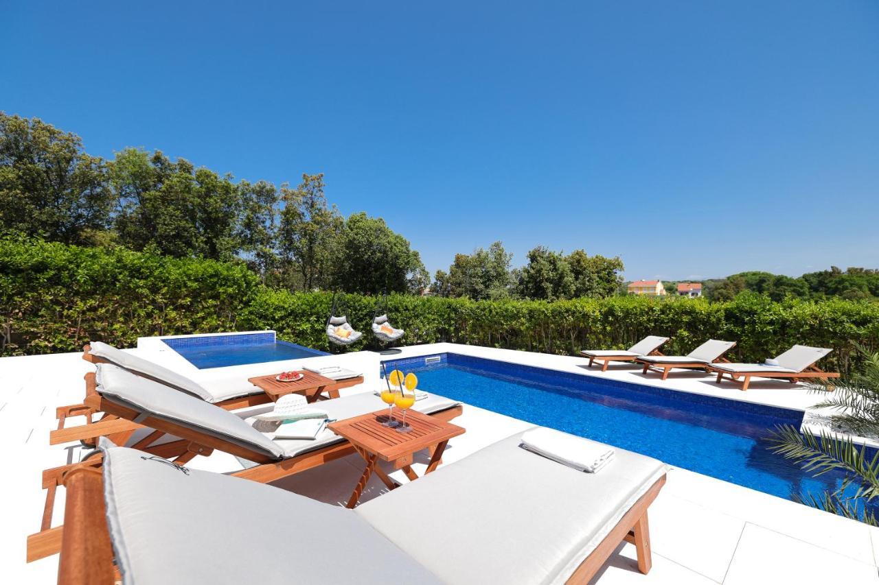 Villa Pino With Pool, Sauna & Jacuzzi เพทรอซาเน ภายนอก รูปภาพ