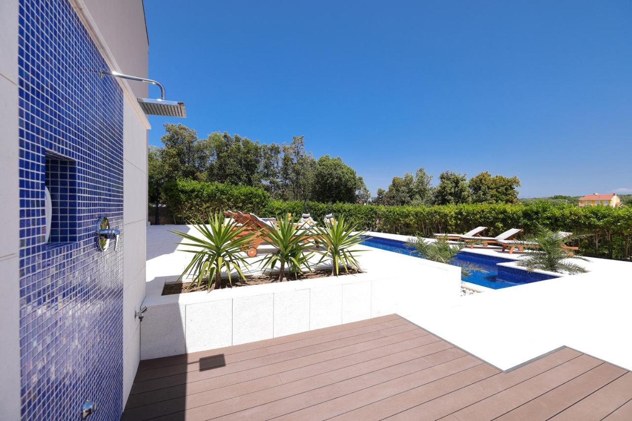 Villa Pino With Pool, Sauna & Jacuzzi เพทรอซาเน ภายนอก รูปภาพ