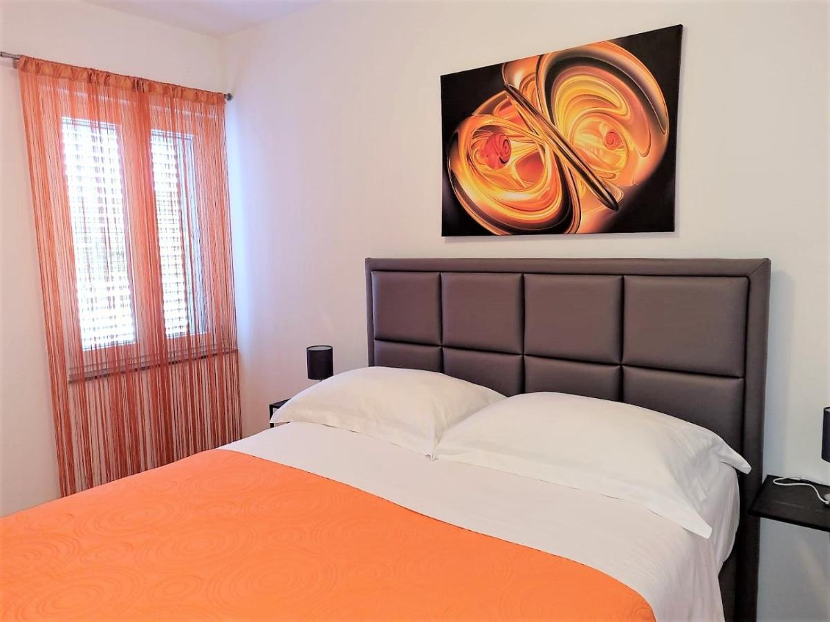 Villa Pino With Pool, Sauna & Jacuzzi เพทรอซาเน ภายนอก รูปภาพ