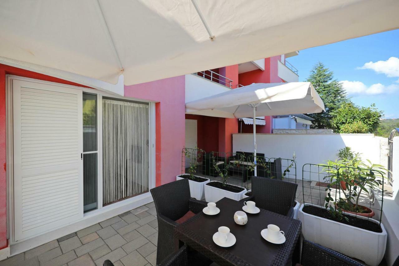 Villa Pino With Pool, Sauna & Jacuzzi เพทรอซาเน ภายนอก รูปภาพ