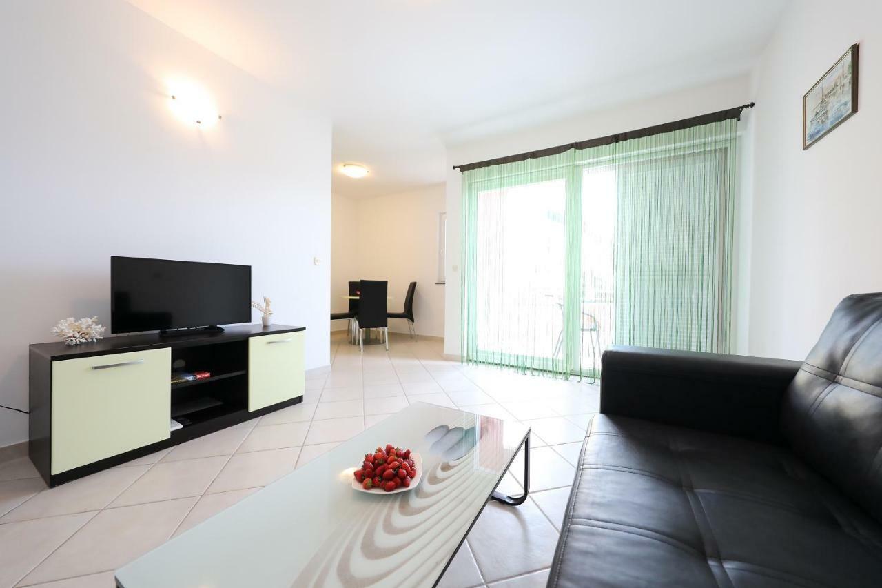 Villa Pino With Pool, Sauna & Jacuzzi เพทรอซาเน ภายนอก รูปภาพ